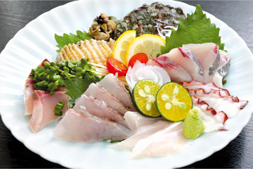 身が締まり脂ノリの良い魚が育ちやすい長島町近海。「鰤王」だけでなく、鯛やタコなど新鮮で美味しい水産物が充実。