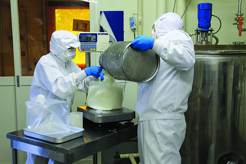 加工場で殺菌・冷却された生乳は、主に業務用としてホテルや洋菓子店へ出荷される。