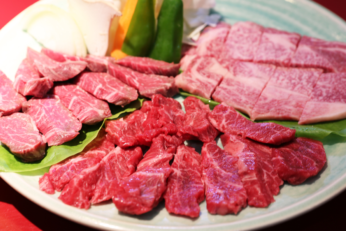 直営の「岡崎牧場焼肉店」で提供されるパイン牛。噛めば噛むほど旨味を感じる味わいにファンが多い。