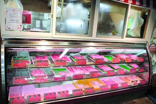 直営の精肉店では、カット肉のほかメンチカツなどの加工品も人気が高い。