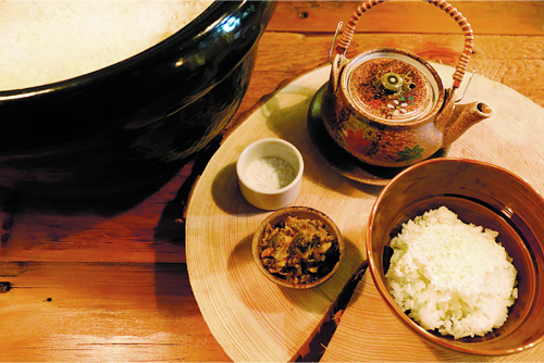 ［ビストロ茶漬け］信楽焼の土鍋で炊きあげられる無農薬米の「にこまる」は、一粒一粒にしっかり旨みを感じることができる。