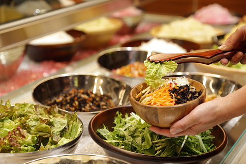 「焼肉ふじの蔵」では、新鮮野菜のサラダバーや惣菜を豊富に取り揃え、肉以外の食材にも妥協しない。