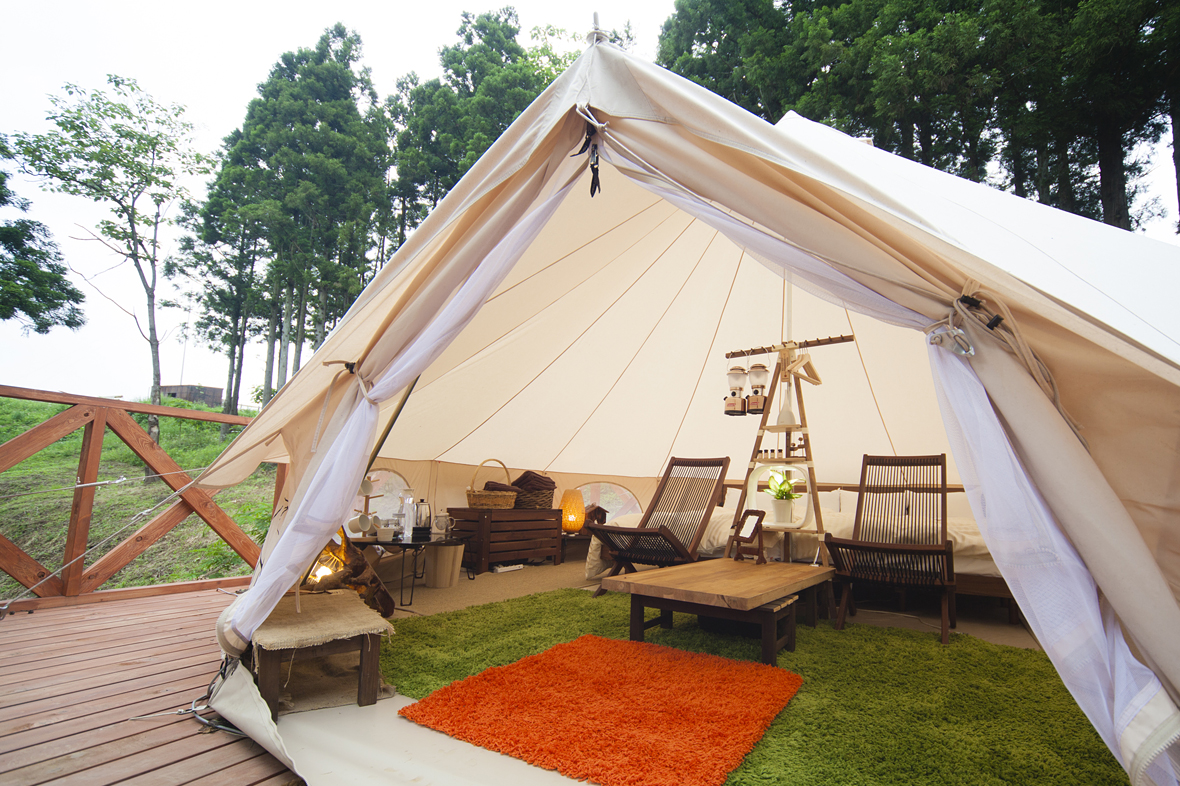 グランピングの大型テント内にはベッドを完備。自然との一体感を感じながら、贅沢なキャンプを満喫できる。