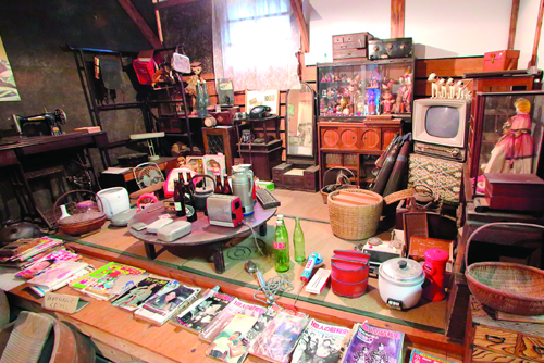 醸造所と売店を兼ねる本館は、多くのコレクションが並ぶ「昭和の部屋」でも観光客を楽しませてくれる。