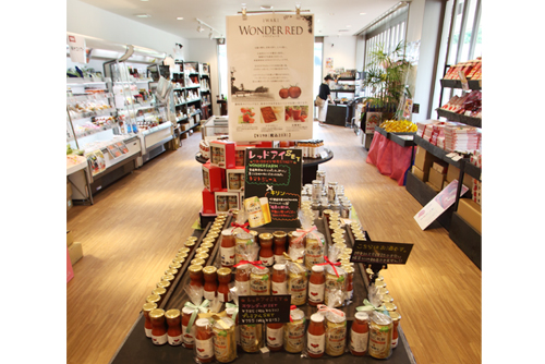 直売所「森のマルシェ」では農園で採れたトマトや加工商品、地元農家の野菜を販売。