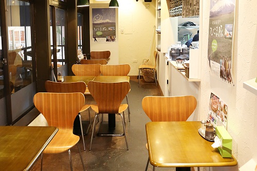 札幌店ではコンパクトなイートインスペースにも関わらず、連日多くの食事客がひこま豚を味わいに訪れる。