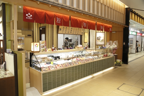 金沢駅「あんと」内の直営店。地域産食材を使ったおにぎりや弁当は、観光客にも人気が高い。