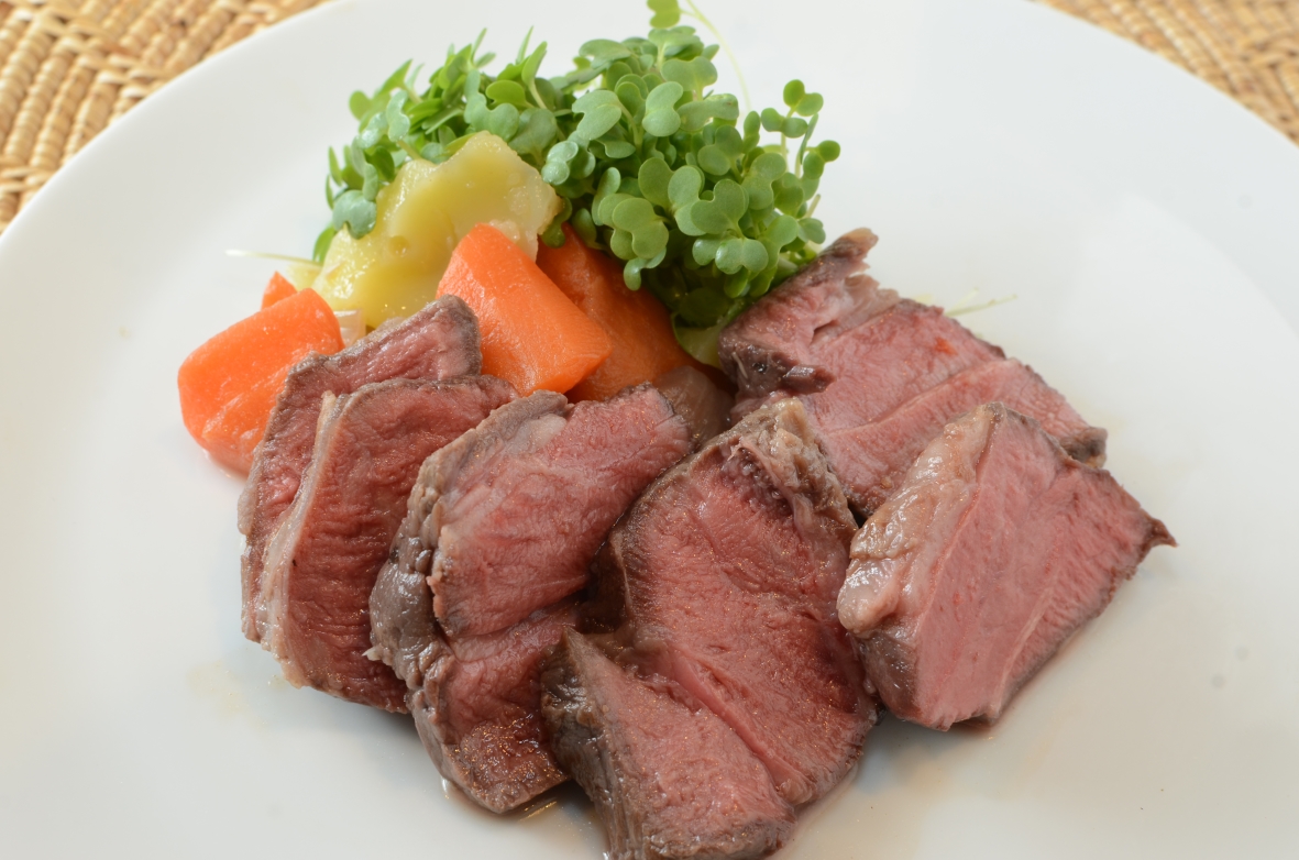 柔らかい牛肉と野菜の甘味のハーモニーが絶品な「牛肉のロティーポワレ野菜添え」。真空適温調理の実力は、特に肉料理で発揮される。