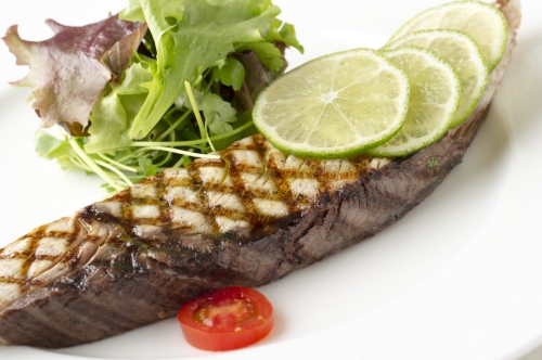 ステーキ風に調理した養殖ブリは、ヘルシーさと肉のような食べ応えが好評。