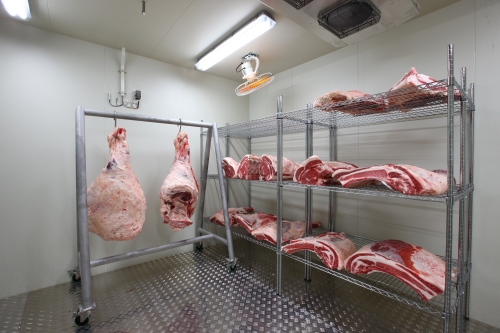 熟成庫は温度と湿度に細心の注意が払われ、常に肉の周りで空気が動く状態が作られる。