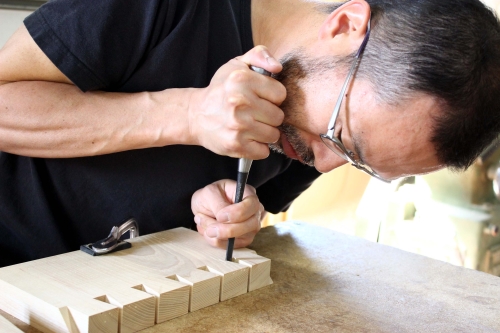 無垢材の強度を活かすために、飛騨の匠の伝統技術が光る。