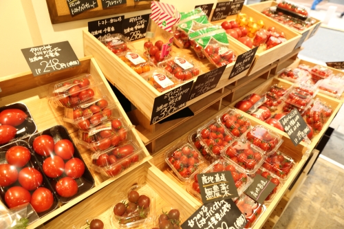 味の多様さを来店客に楽しんでもらうため、トマトにも豊富な品種を取り揃えている。