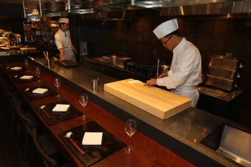 料理との調和が大切にされた空間や器にも齋藤氏のこだわりが光る。