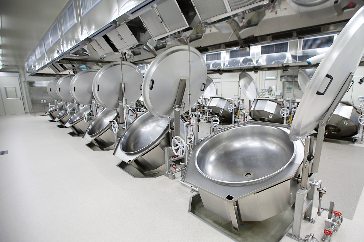 給食センターは、日本でも有数の、HACCP手法支援法認定工場。徹底した管理体制で、安全・安心の食を実現している。