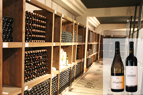ぶどうの特性を活かしつつ、品種の個性とその年を反映した味わいを目指し醸造を行う。貯蔵庫では3〜6万本のワインが出荷を待つ。