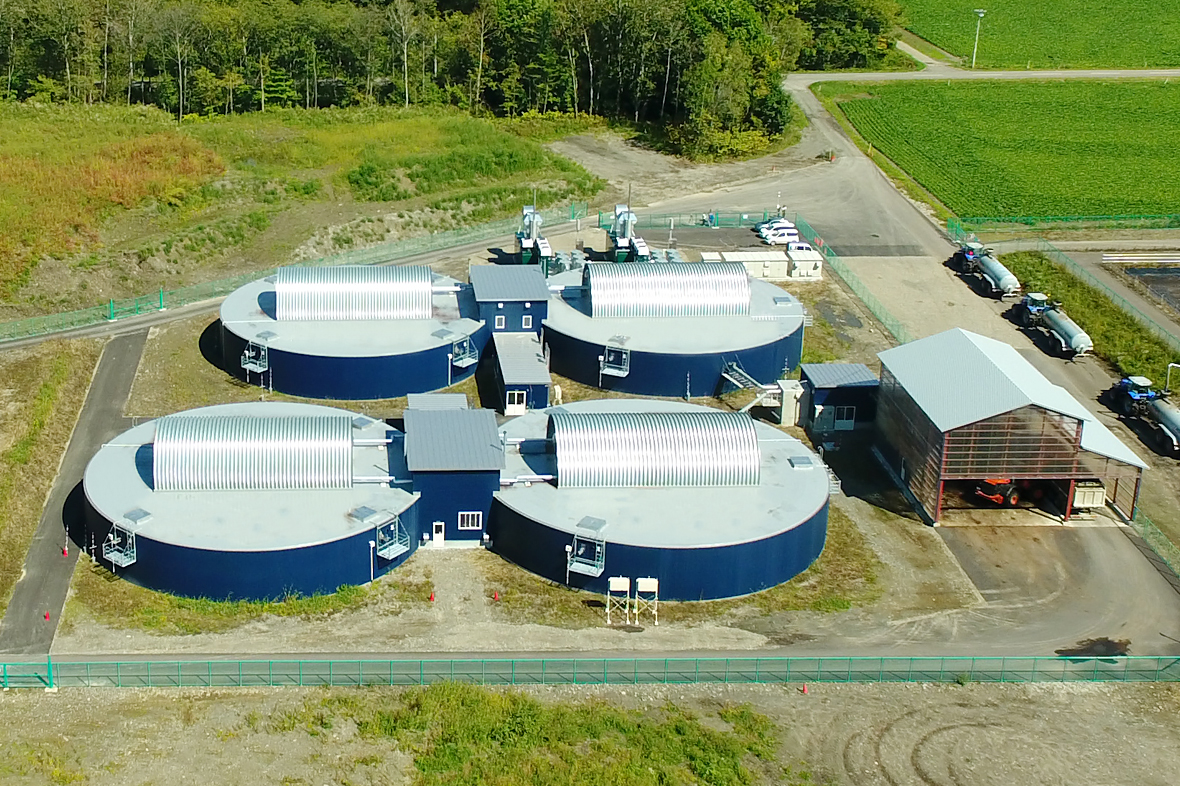 メタンガスを発生させる4基の発酵槽は、それぞれ内径26メートル。成牛2800頭分のバイオマスを処理できる。