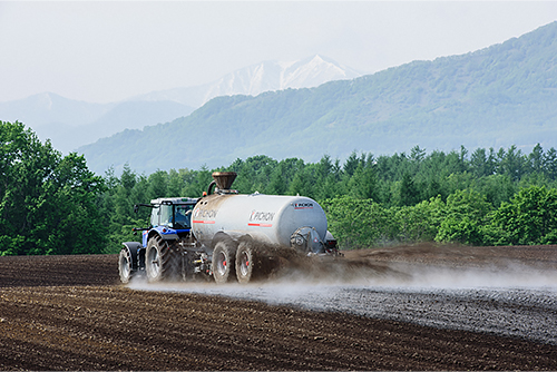 液肥の散布は、収穫前後の春と秋に、近隣の農家を対象に行われる。1日の散布量は約20ha分、一年で約700ha分にも上る。