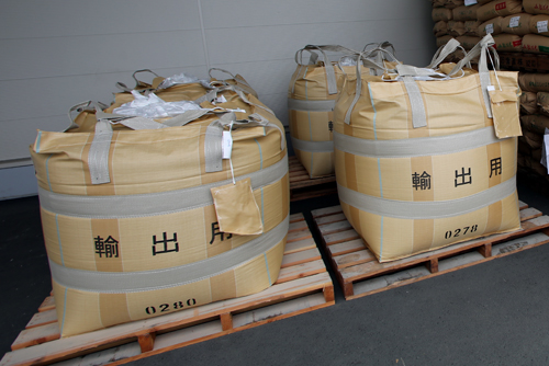 脱穀と籾摺りを経た玄米を、1袋に840kg入る輸出用のフレコンパックに詰めて出荷。