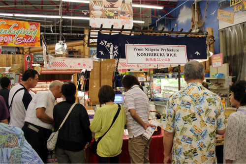 海外でも新潟産ブランド米の人気は高く、好調な売れ行きを続けている。（ハワイ展示会にて）