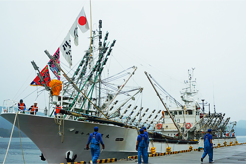 大型サンマ漁船「三笠丸」。鎌田水産は、国内最多となる6隻の大型サンマ船を保有している。