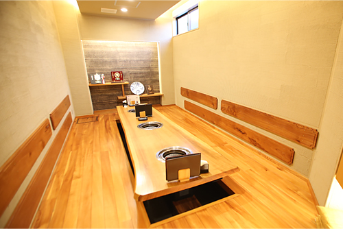 個室は一枚板のテーブルが印象的であり、木の温もりを感じる。