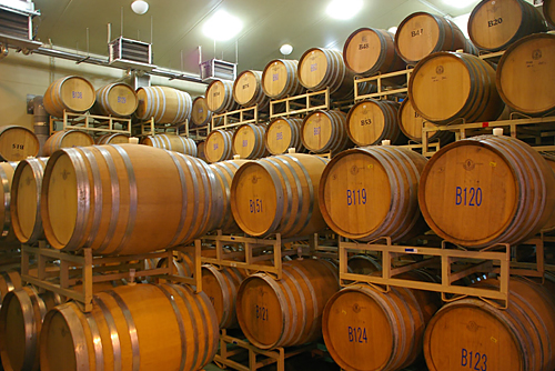 フレンチオークの樽の中で熟成を重ねるワイン。